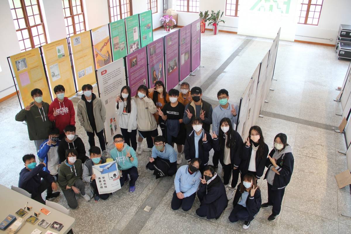 國立新竹高中展出「釋放臺灣政治犯—海內外人權救援展」，參展學生於行動展前合影。(國家人權博物館提供)
