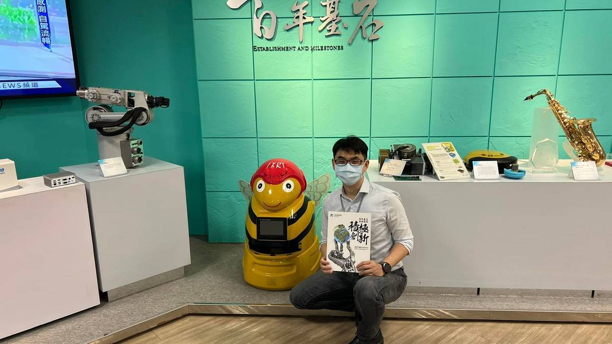 攝於參觀展覽。(翻攝吳韋達臉書)