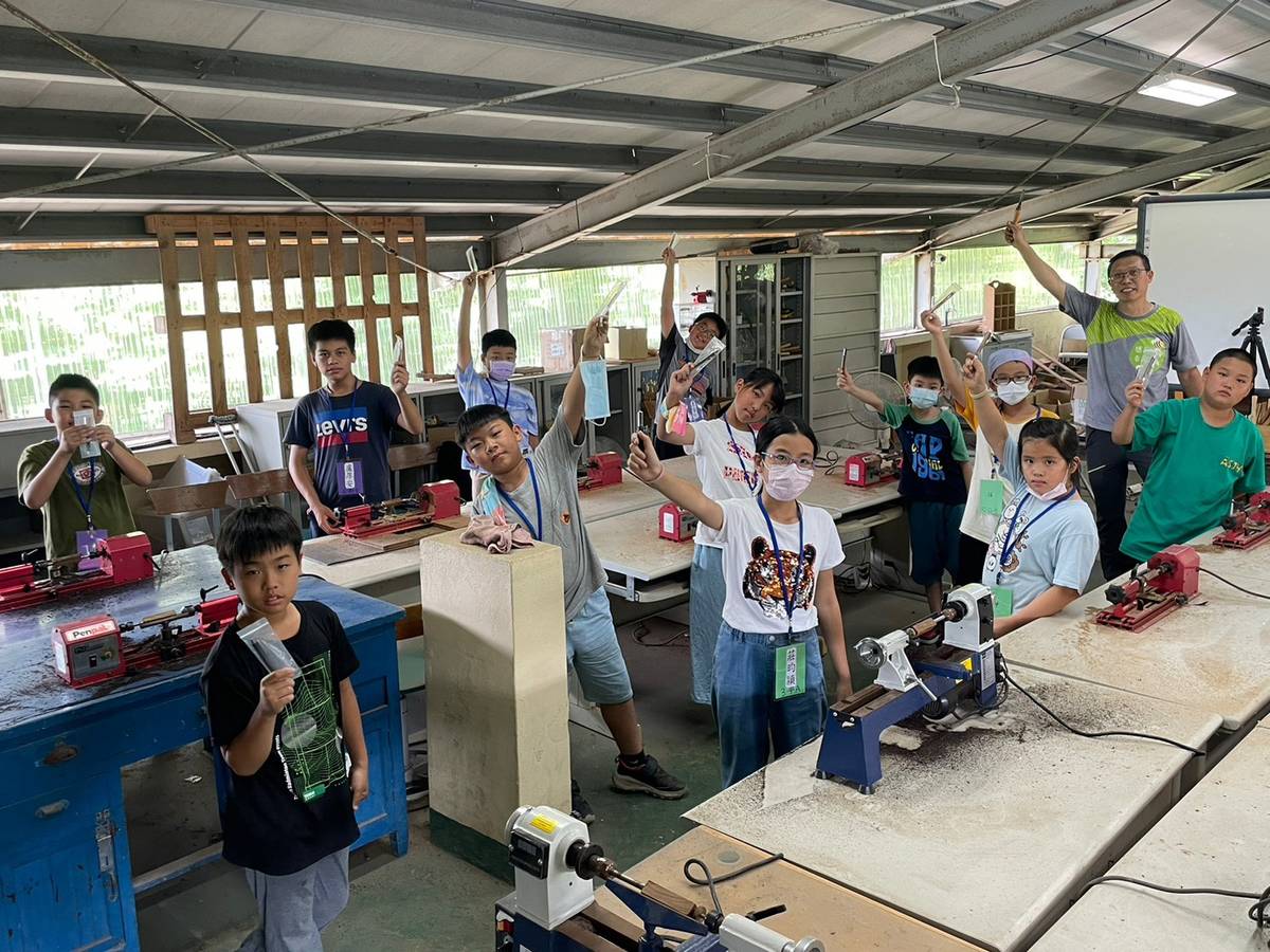 學員們製作木筆（圖源：同安國小）
