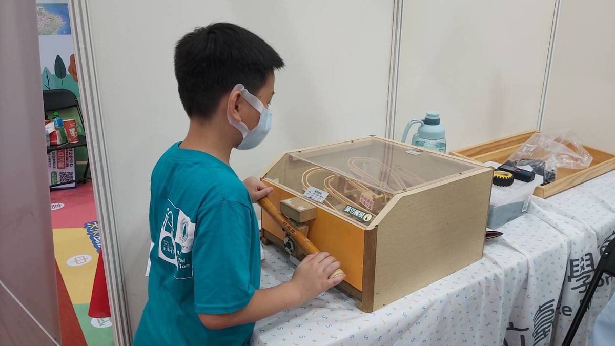 科展現場「科教館GO好玩」攤位，利用簡單的科學原理，製作出玩具，可以現場體驗。