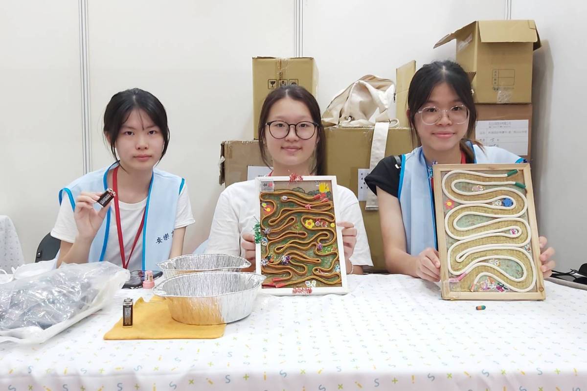 科展現場「科教館GO好玩」攤位，利用簡單的科學原理，製作出玩具。