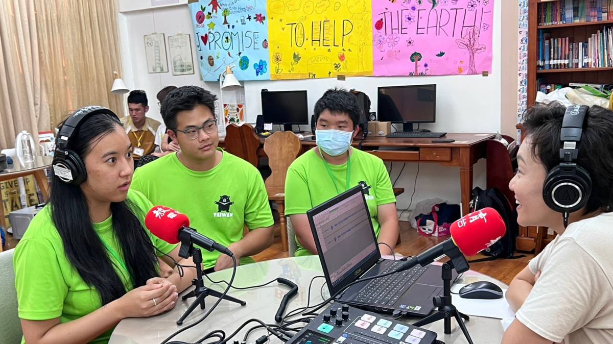 寶桑國小2023海外青年英語營 志工群接受訪問
左起：彭子如、陳志全、譚百成