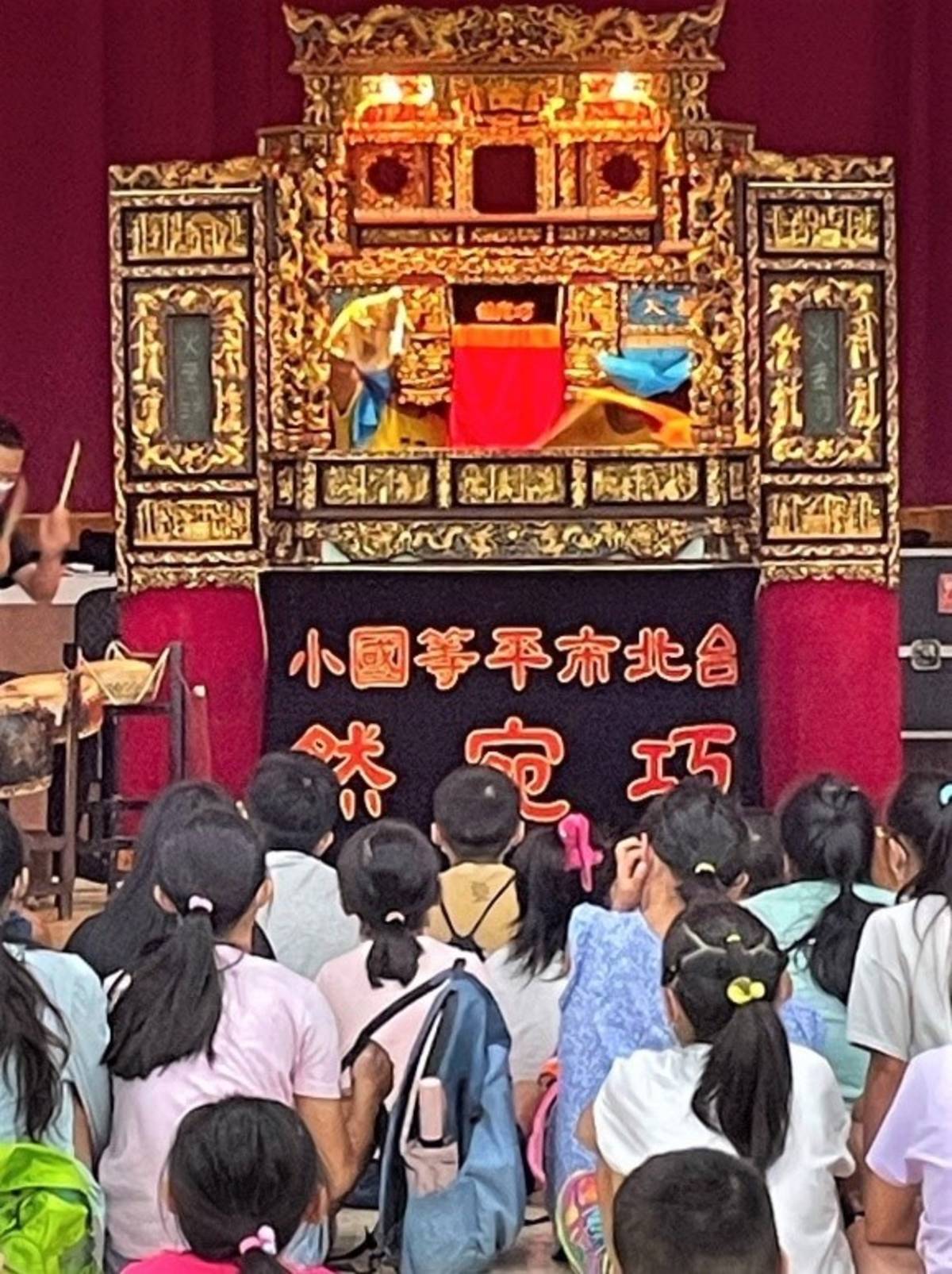 孩子們近距離觀賞布袋戲，感受傳統藝術零距離