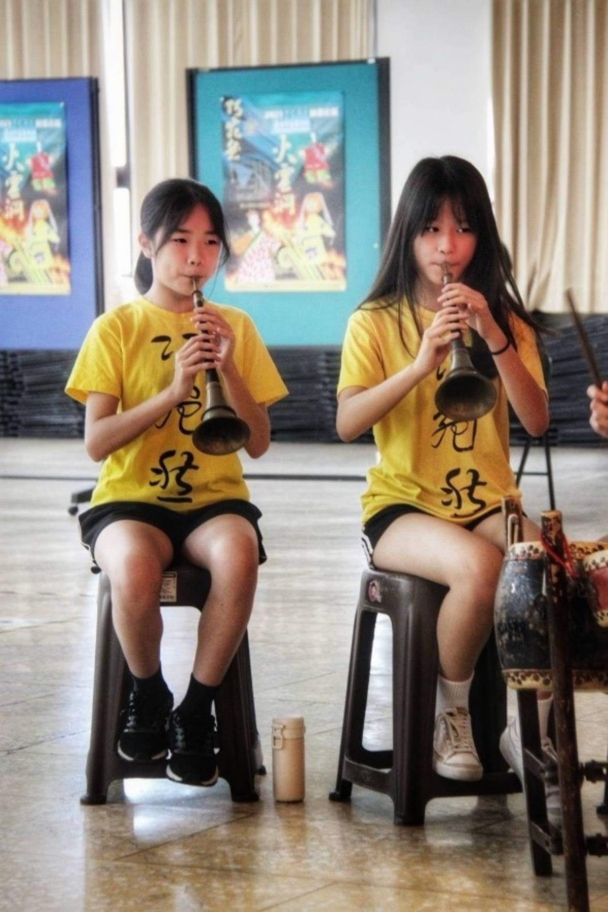 巧宛然後場鑼鼓樂堅持採現場演出形式，呈現原汁原味的布袋戲