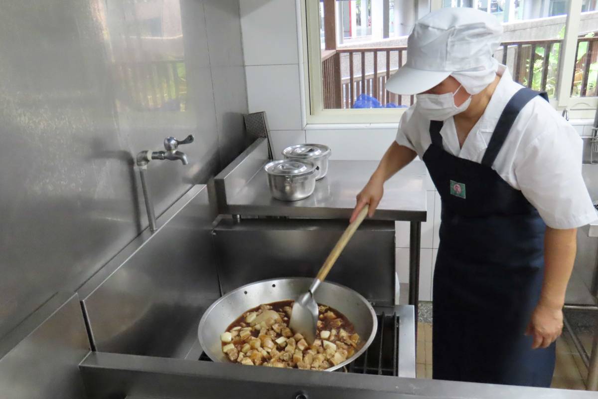 廚工用心為幼生準備餐點