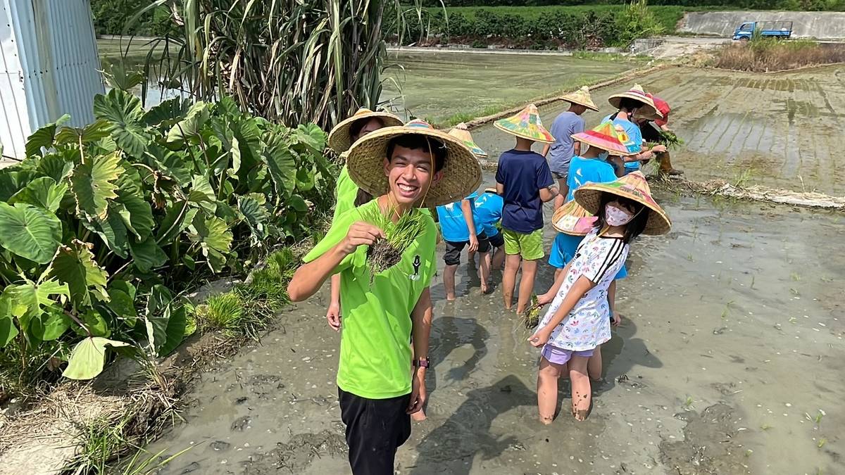 海外青年一起體驗插秧(圖片來源：文德國小提供)
