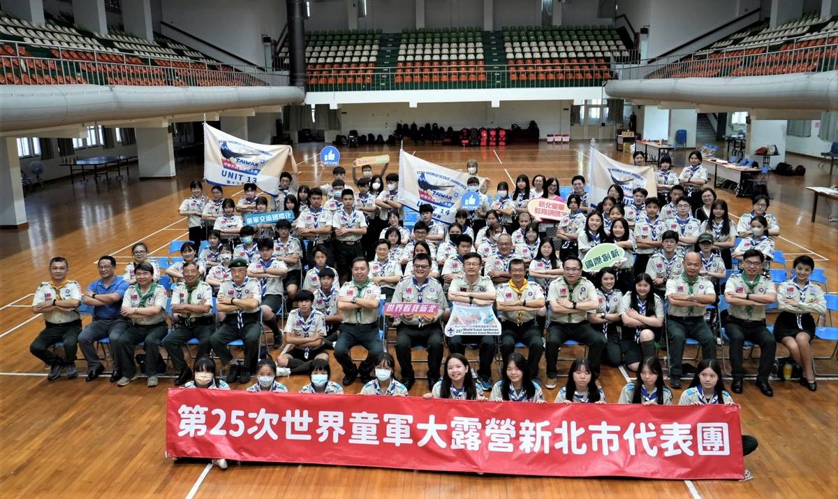 張明文局長(中)與新北市代表團合影