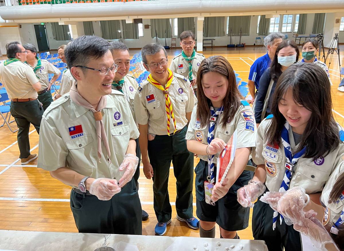 張明文局長與童軍一起體驗