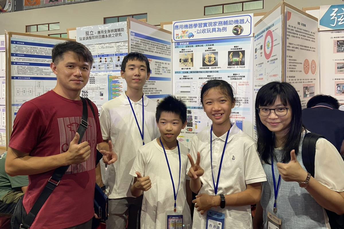 臺北市日新國小學生研發「家務輔具機器人」，最高可達98.33%收拾成功率。