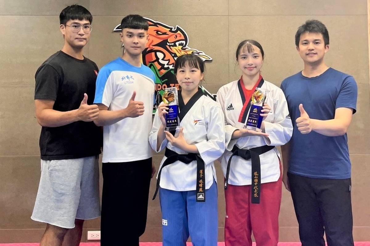 全中運奪3金的林暐庭(中)與全中運二連霸蔡語嫣(右)入選公認品勢項目國手