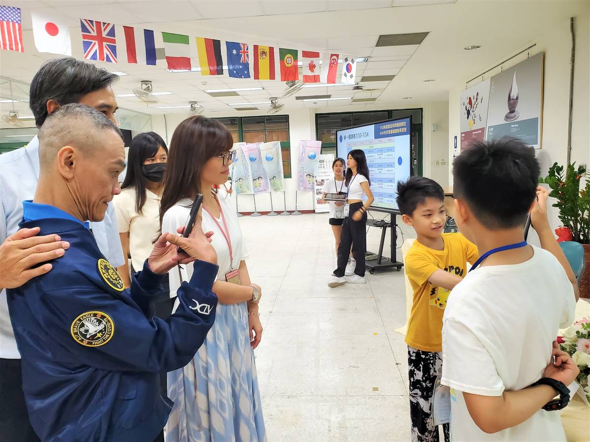 學習營學員專題分享，介紹各國文化特色