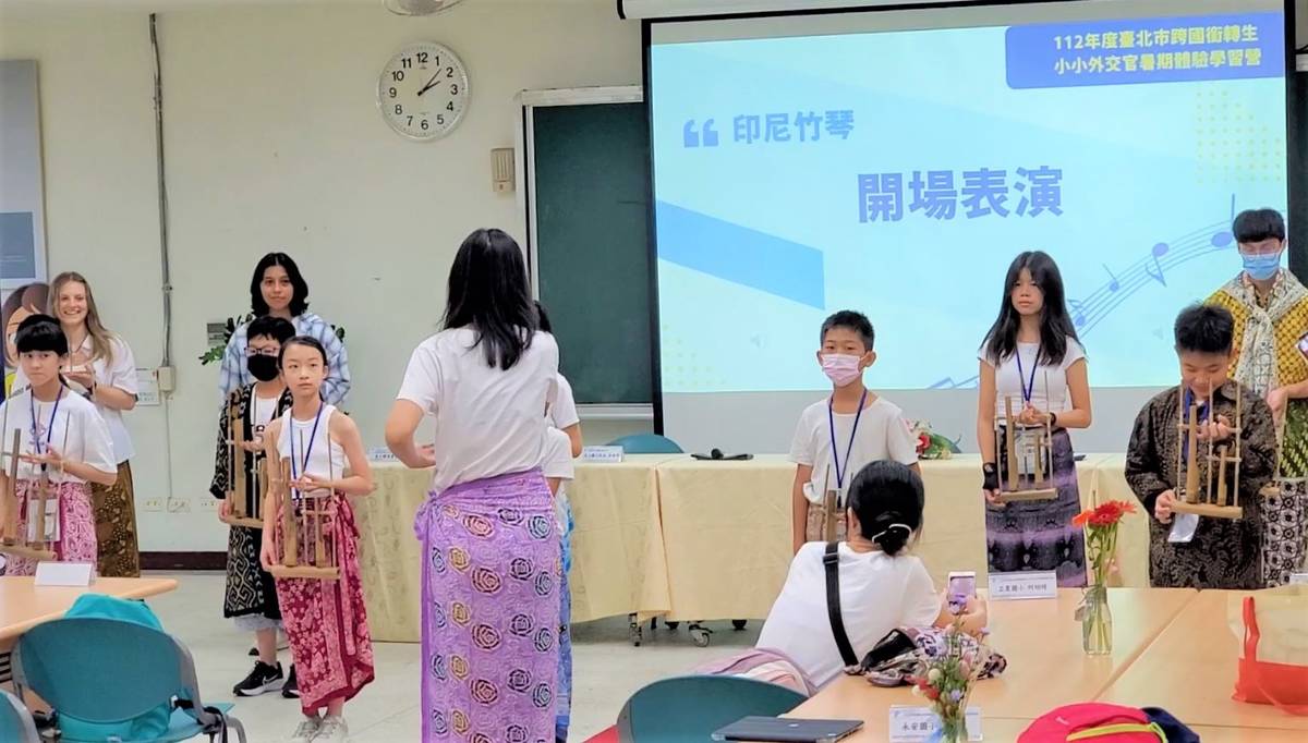 學習營學員表演竹琴