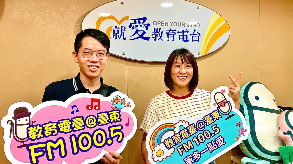 劉霽緯組長(左)分享詐騙簡訊