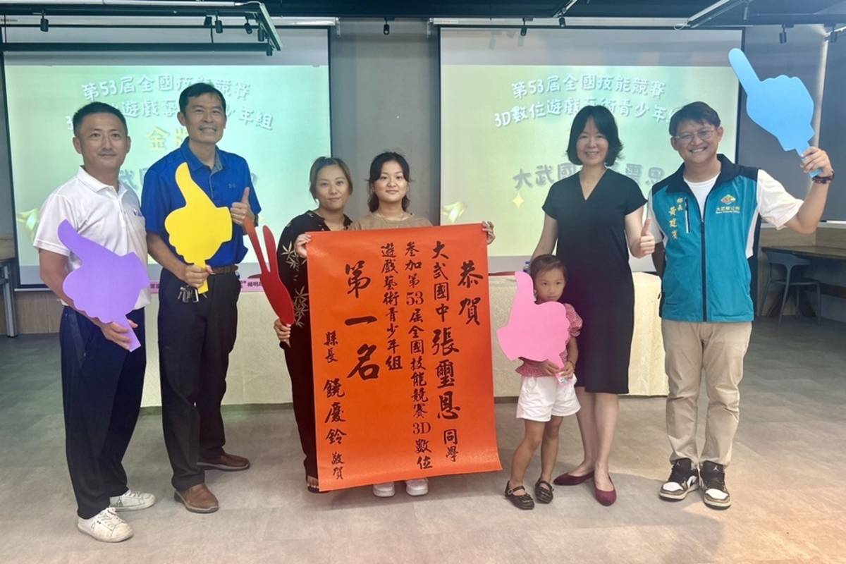 大武國中學生張璽恩奪全國技能競賽金牌，教育處長蔡美瑤前往學校頒贈紅榜恭賀。