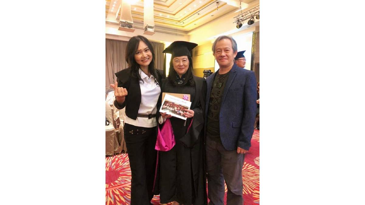 國際教育中心學務長李靜宜與EMBA同學合影(翻攝自李靜宜臉書)
