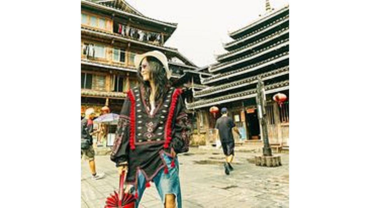 李靜宜穿搭藝術融入在地文化(翻攝自李靜宜臉書)