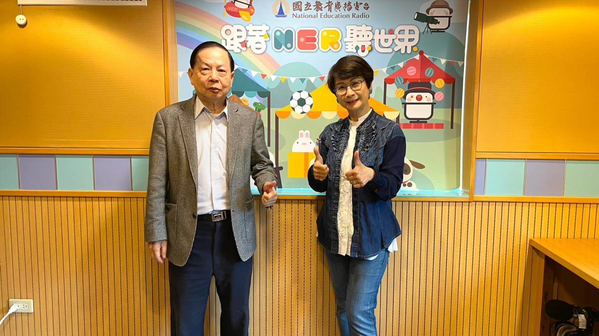 來賓許金川醫生與主持人葉樹姍合影