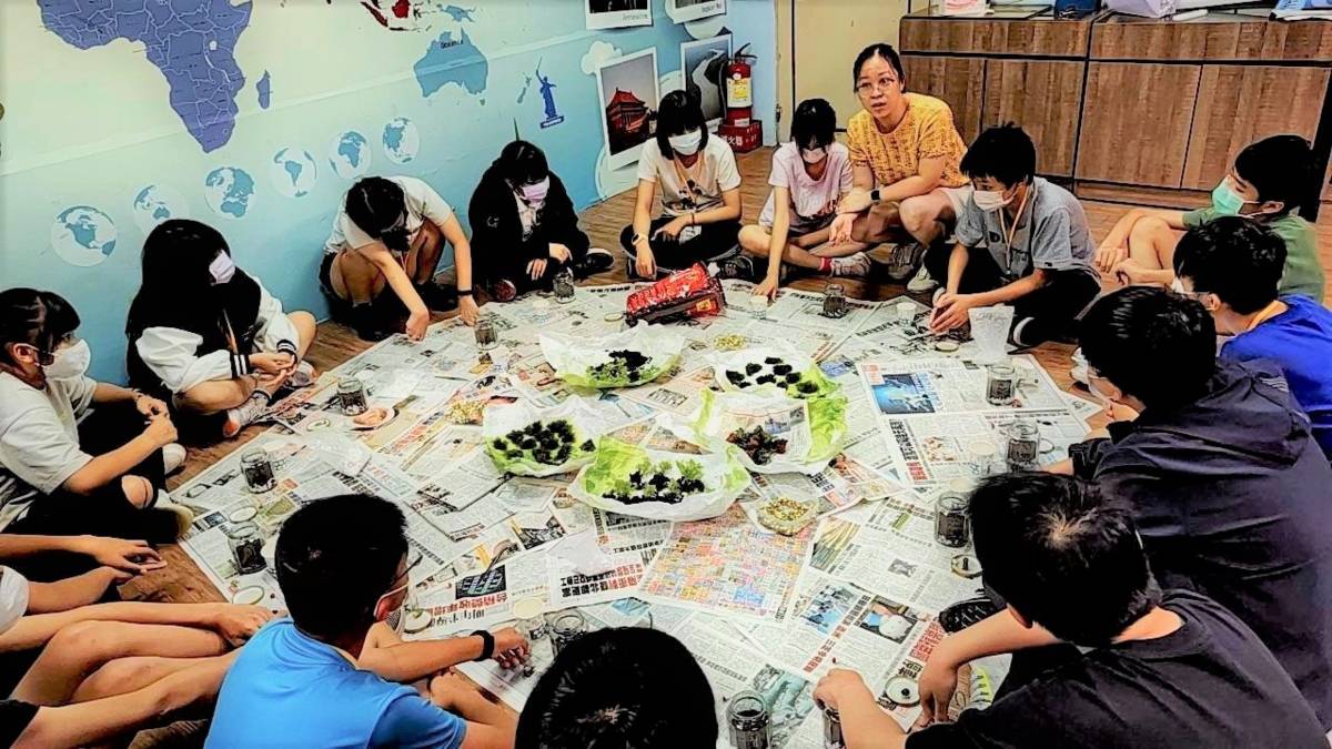 福營國中外師Leslie帶領學生共同製作生態瓶