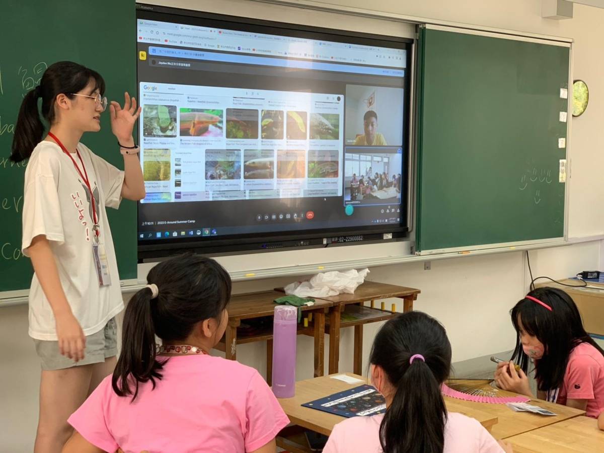 與美國僑英青年大使線上連線，新北國際青年大使實際在課堂上鼓勵學生開口說英語