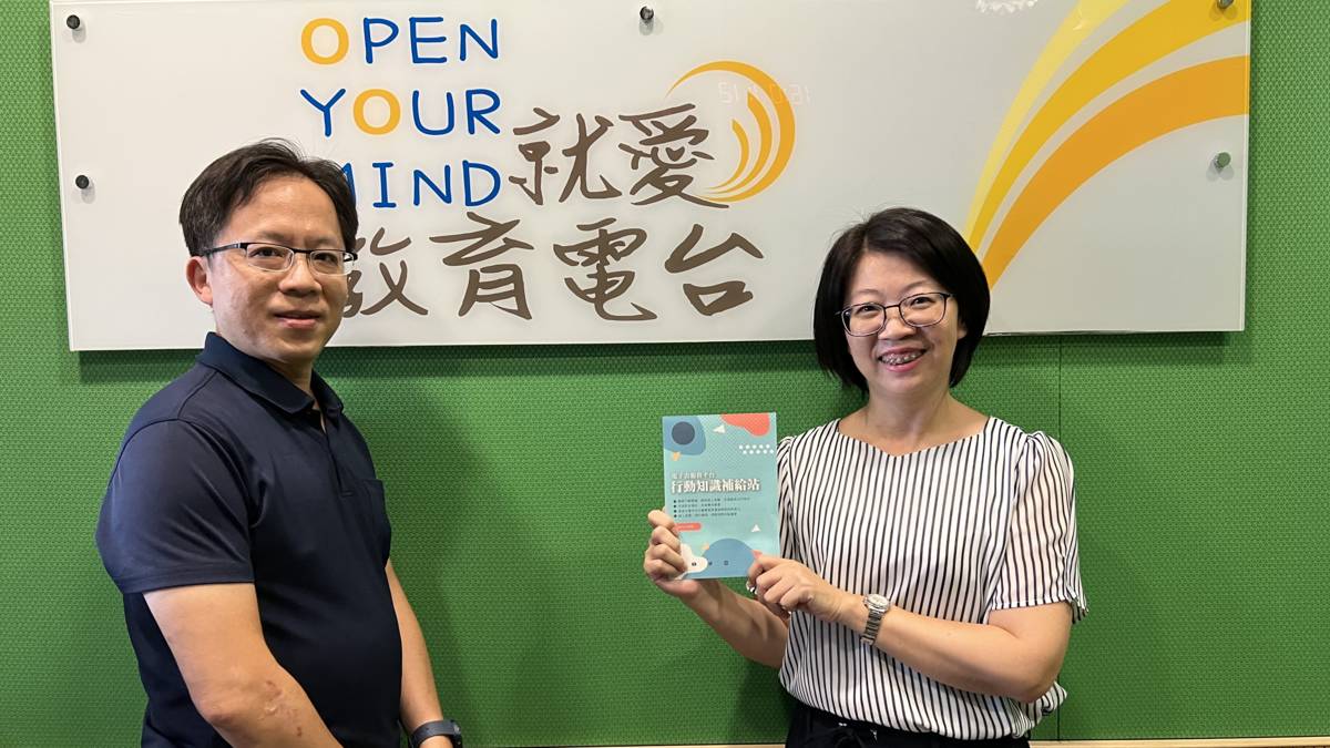 台中市立圖書館曾惠君館長以及數位資訊課林思宏課長介紹中市圖電子書平台。