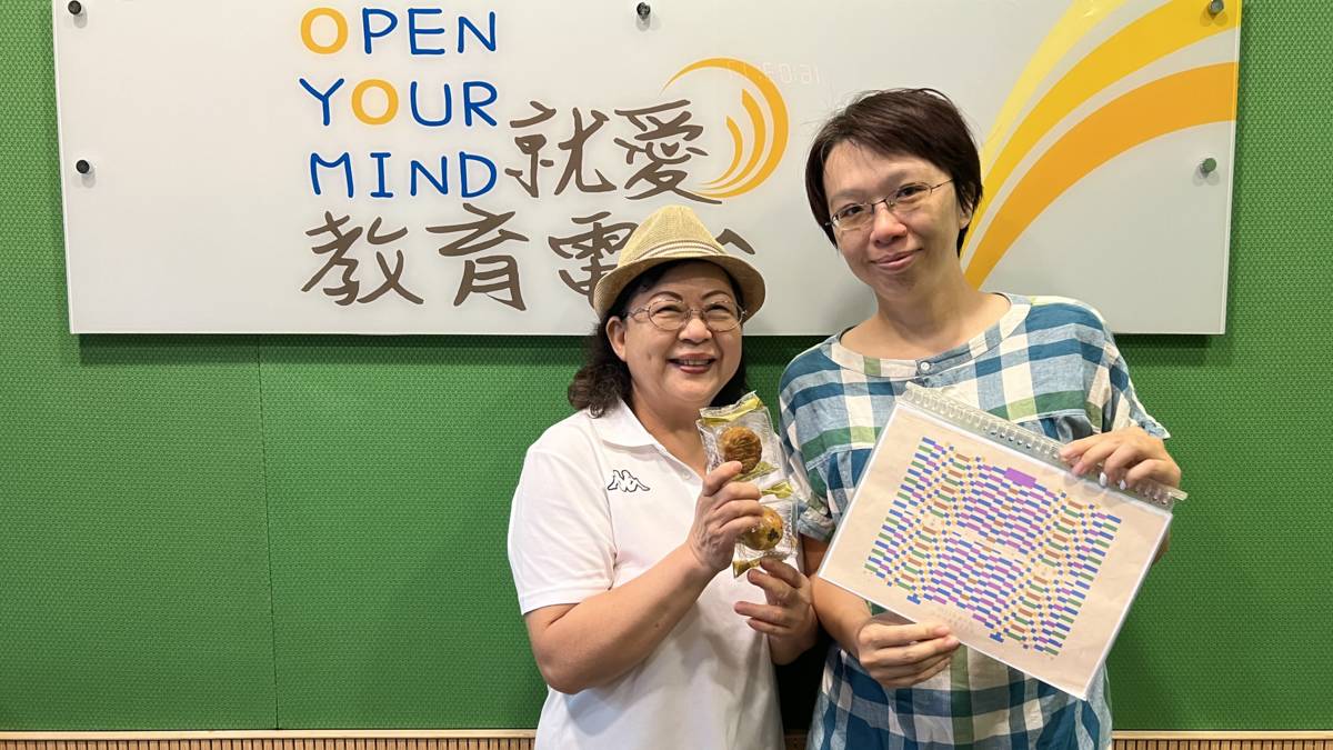 弘道老人福利基金李佩華以及不老服務生淑貞姐介紹「不老夢想125號」中秋公益月餅禮盒，今年共推出5款禮盒，銷售目標3900盒，收入全數用來支持友善銀髮就業。