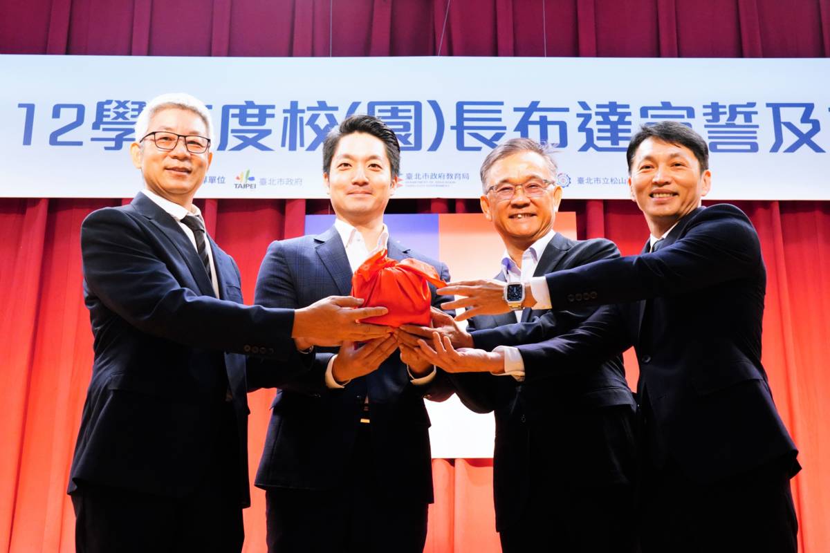 金華國小卸任曾振富校長(左1)及新任鄭盛元校長(右1)代表各校進行印信交接