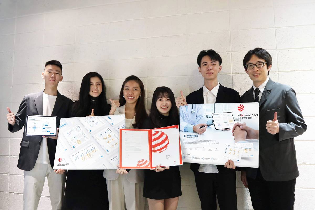 北科大工設系教授鄭孟淙（右起）指導學生陳威、郭嘉欣、王俐人、龍亭君、李元捷，設計「Wise Decision醫療共享決策系統」優化的視覺服務介面，勇奪2023年紅點設計概念獎。(北科大提供)