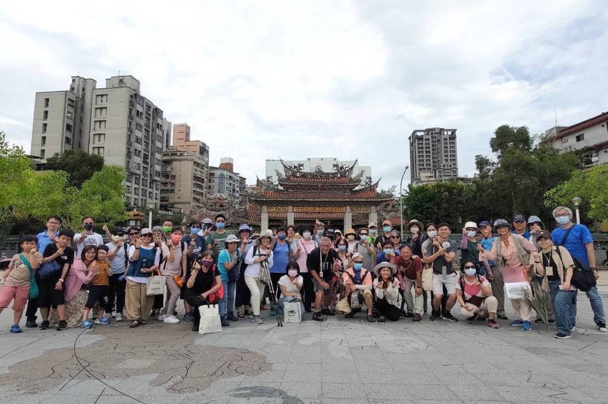 國臺圖走讀活動帶民眾參訪萬華，民眾於龍山寺前合影(國臺圖提供)