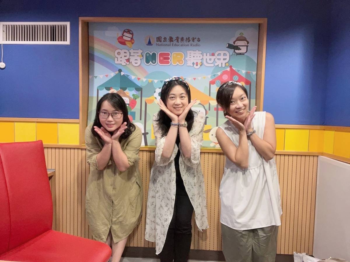 由左至右為主持人梅英、來賓張蘊心、主持人米果。