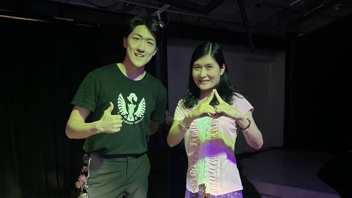 與團長杜偉誠合影