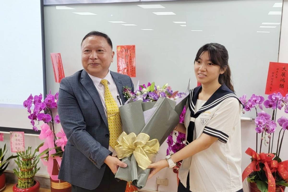 國立臺東高商今(3)日舉辦新任校長屢新典禮，由原大湖農工室內空間設計科老師林明錚(左)接任，東商學生致贈歡迎花束。