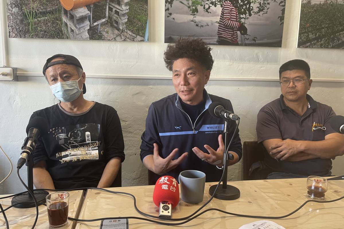 高雄分臺劉怡彣、林祺宏、董麗琴共同製播的《農村裡的三國演義 山澗八里秘境遊》獲「2023文創產業新聞報導獎」肯定。圖為報導中「山澗八里」的組織成員分享社區地方創生的規劃理念。
