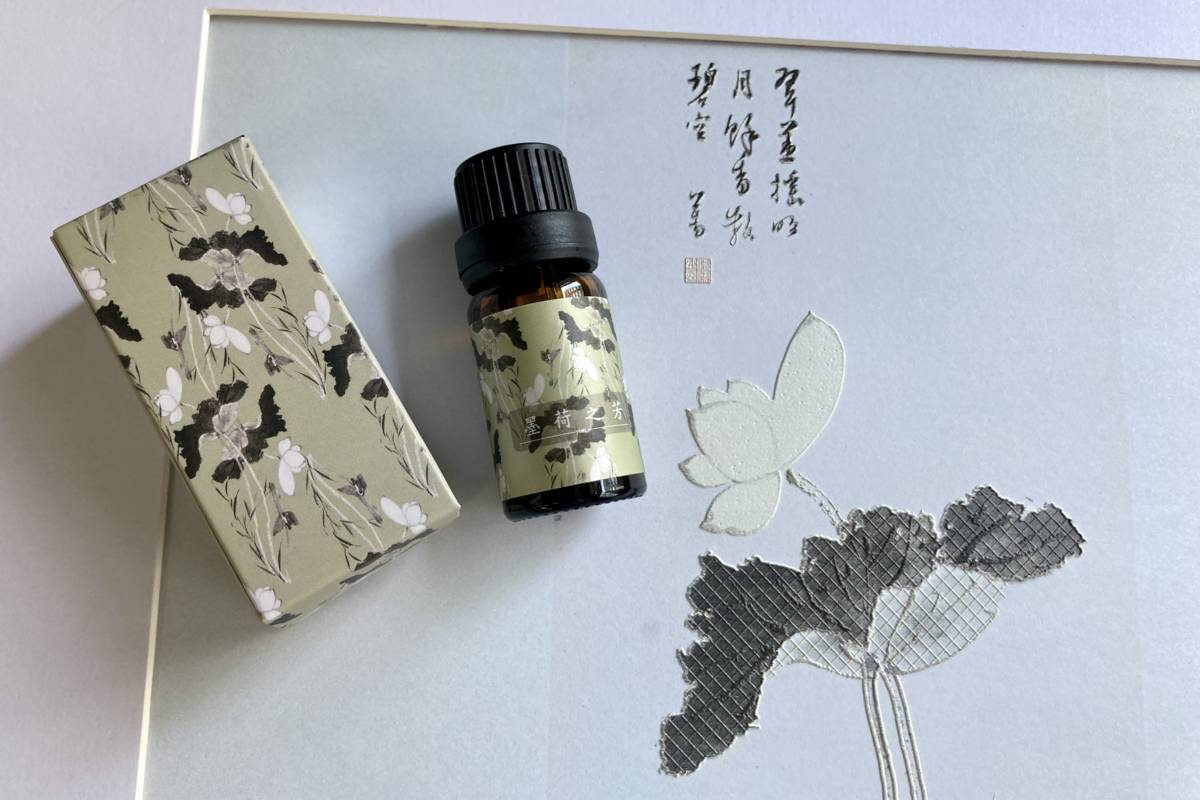 臺北總臺徐德芳的作品《博物館裡的香氛精靈：一畝香草田築夢踏實》獲「2023文創產業新聞報導獎」肯定。圖為視障調香師劉子瑜調製的文創產品「墨荷之芳」。