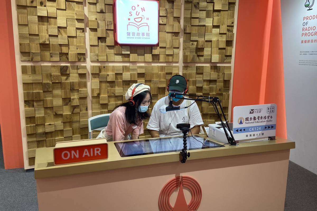 教育電臺聲音故事館錄音體驗，讓大小朋友感受當主播的樂趣。