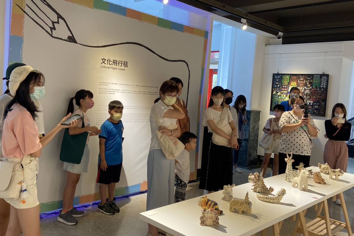 參觀「畫中話」展覽，探索原生藝術家的內心世界及兒童天真無邪的想像力。