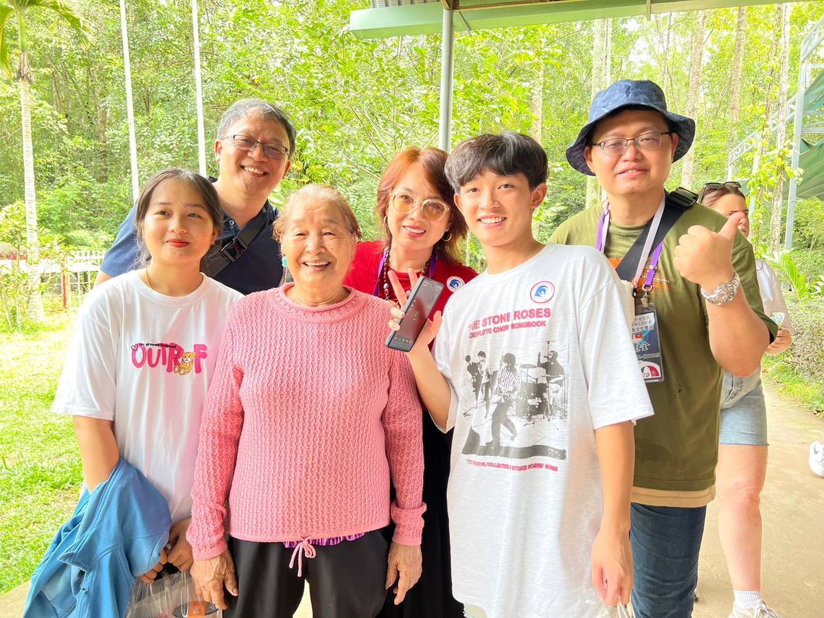 簡致中同學(右2)外婆跟表姊特地到古芝相聚