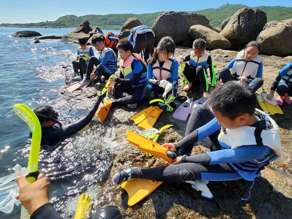 與彰化縣中山國小合作交流進行浮潛移地訓練