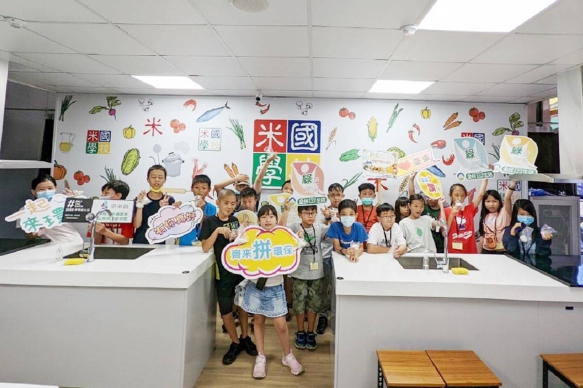 臺東縣環保局「Fun暑假環營逗陣來臺東」夏令營，帶領72位國小學生前往「關山米國學校」體驗食農教育。