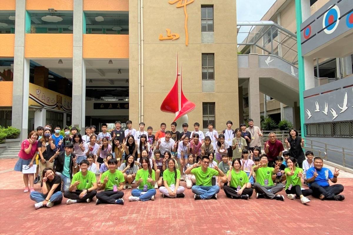 「2023海外青年志工英語服務營」前進北市中山國中，營隊全程以英語進行教學互動