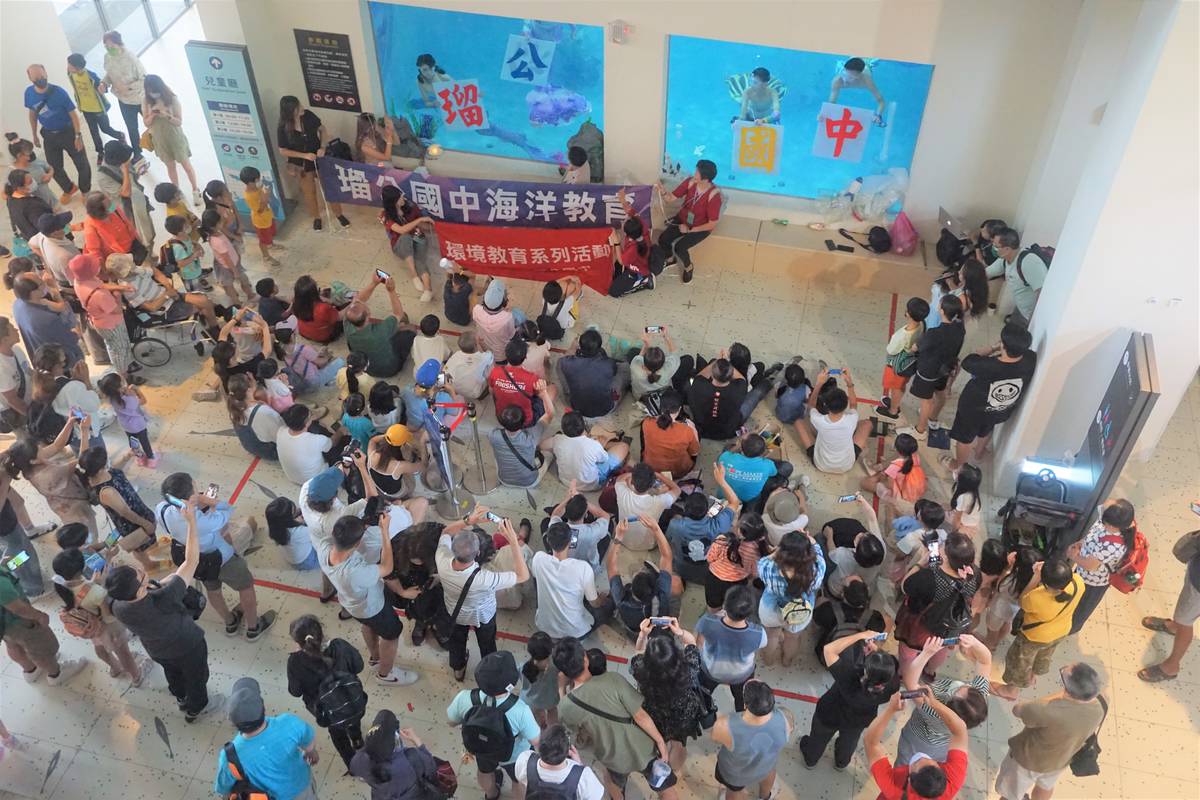 瑠公國中人魚潛水社團展演獲得觀眾熱烈掌聲