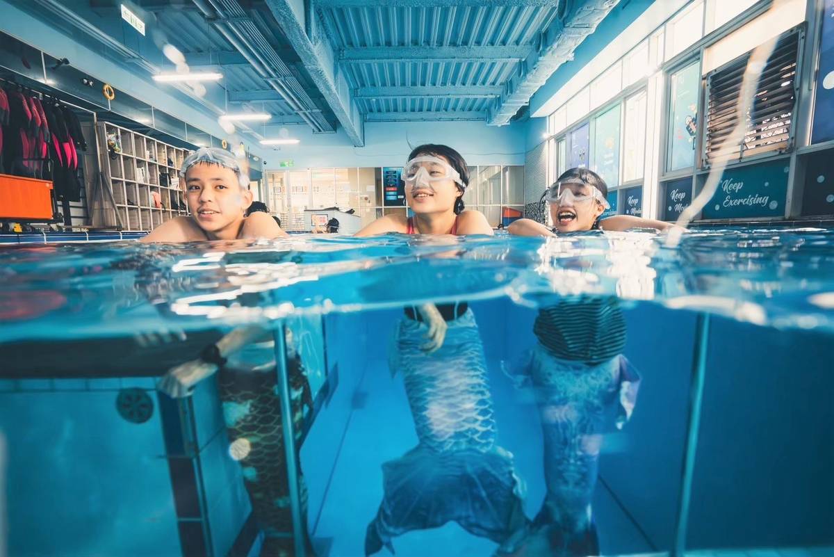 瑠公國中人魚潛水社團在國立海洋科技博物館進行水下展演，期望喚起觀眾保育海洋的觀念