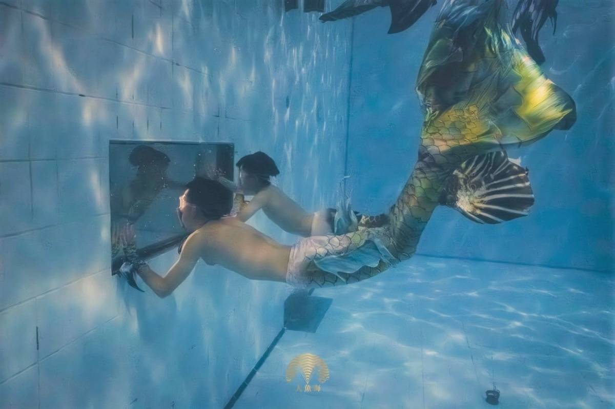 瑠公國中人魚潛水社團以自由潛水的「人魚運動」進行水下演出，傳遞守護海洋的重要性




