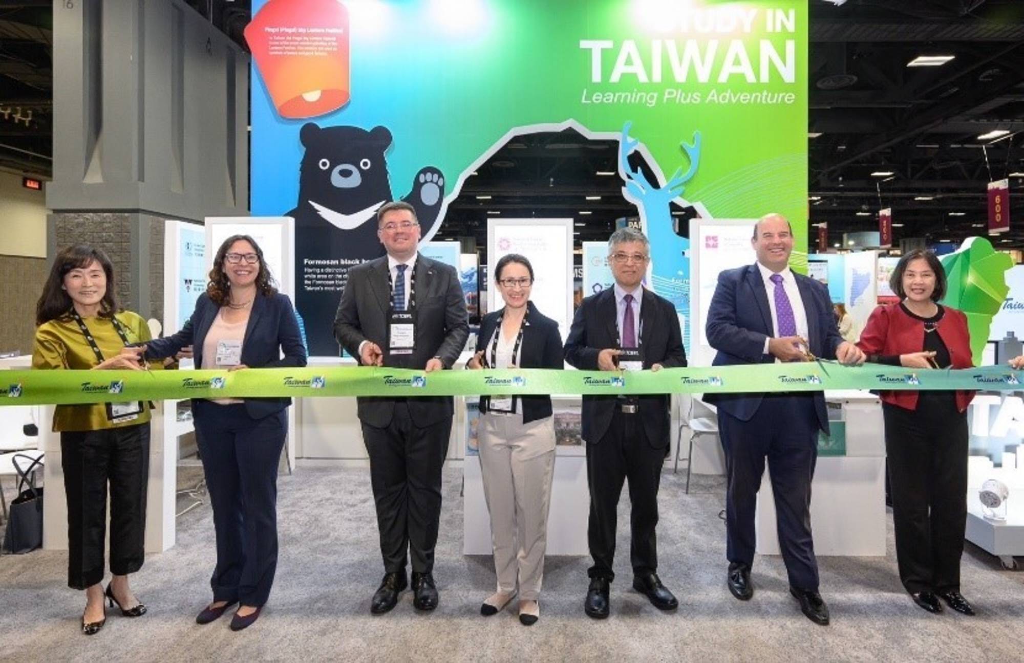 Dr. Huey-Jen Jenny Su, AIT Chair Laura Rosenberger, Dr. Tomasz Rzymkowski, Representative Bi-khim Hsiao, Dr. Mon-Chi Lio, Mr. Ethan Rosenzweig, and Dr. Yen-Yi Lee at the 2023 NAFSA Expo