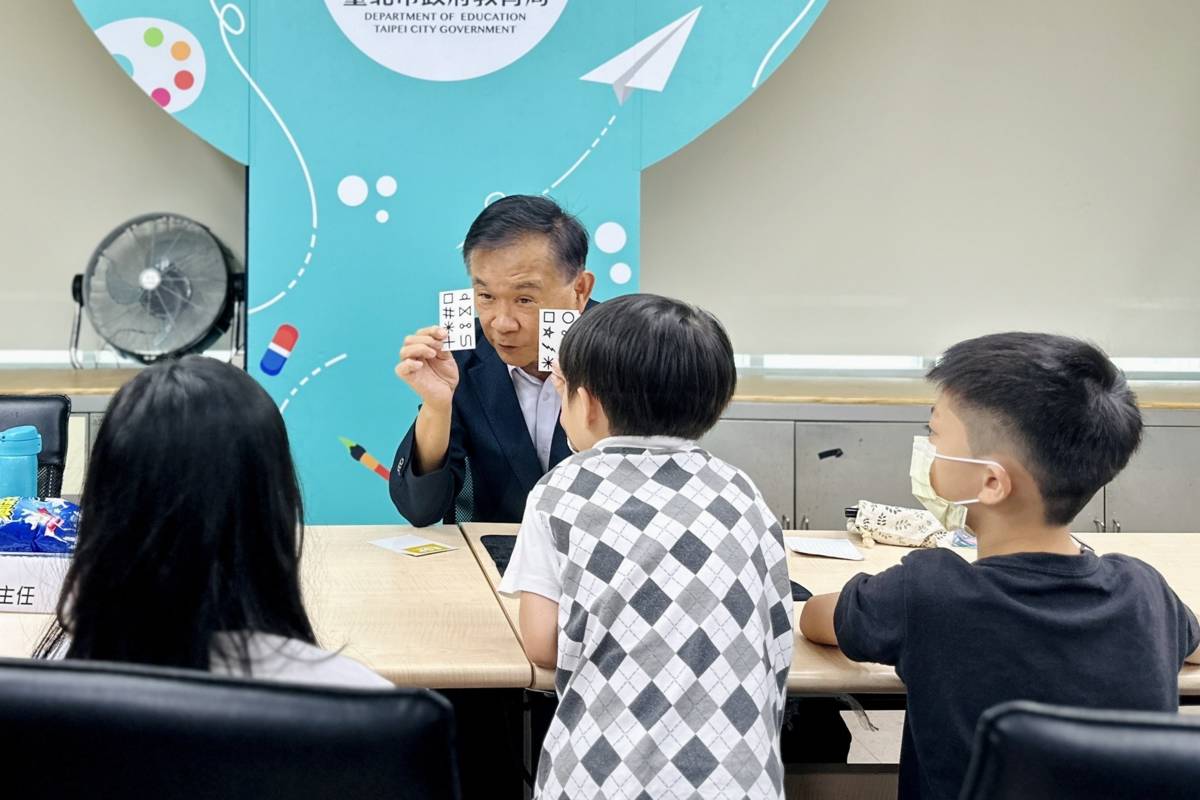 北市教育局湯志民局長在員工親子日為小朋友帶來精采的魔術表演