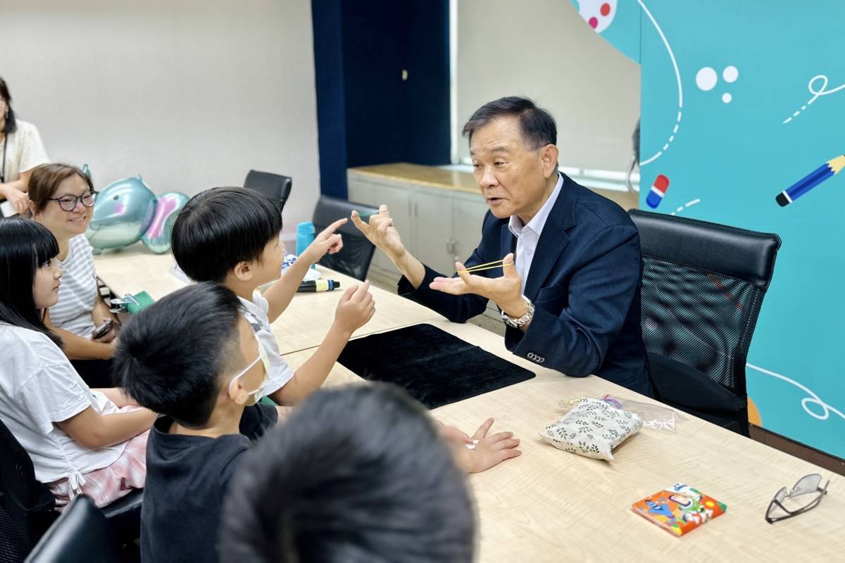 小朋友目不轉睛地觀看湯局長的魔術表演