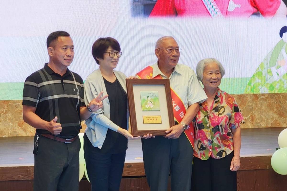 體現活到老學到老的精神，邱繼興(右2)年過8旬取得禮儀師專業證書，獲選今年度臺東縣模範父親。
