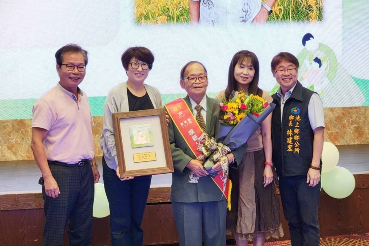 池上鄉89歲的謝春堂(中)是今年臺東縣模範父親中最高齡者。