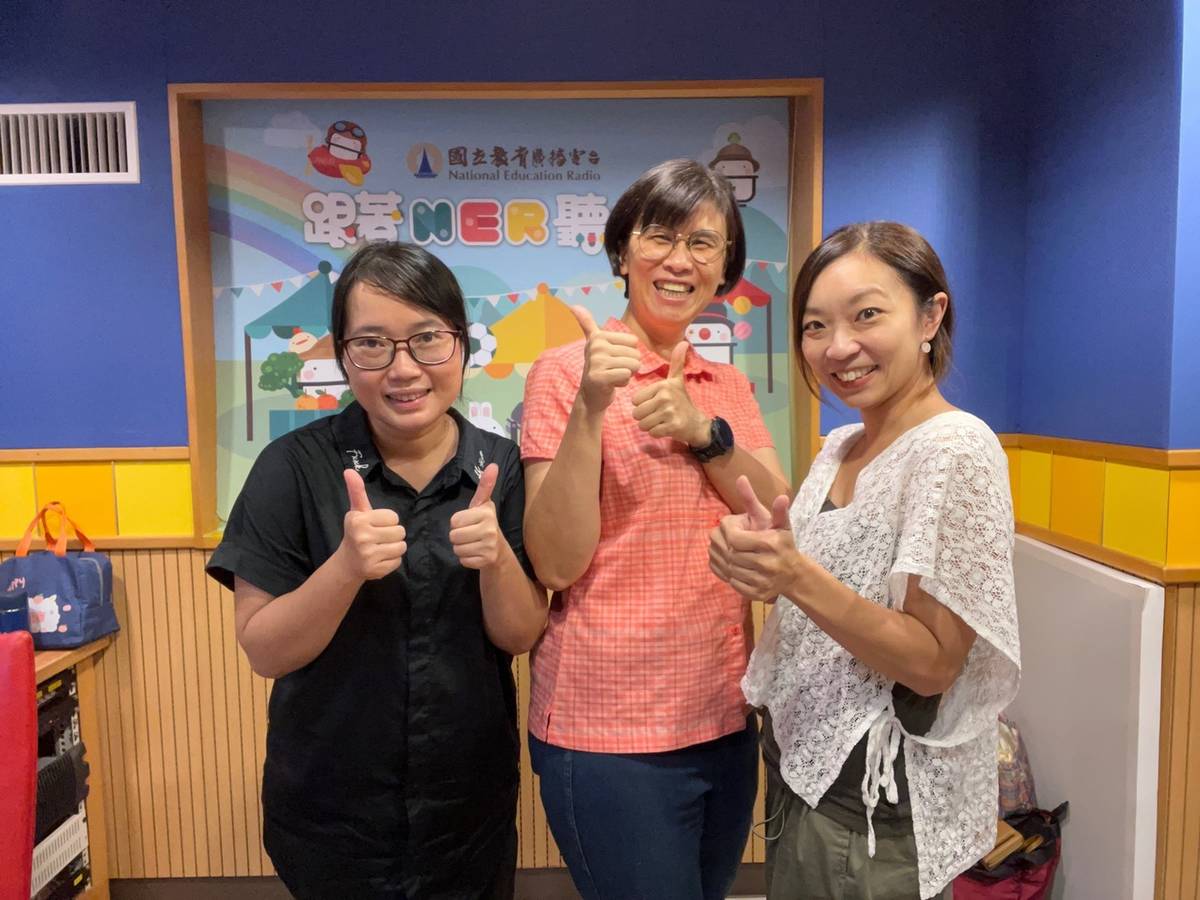 由左至右為主持人梅英、來賓王湘妤、主持人米果。