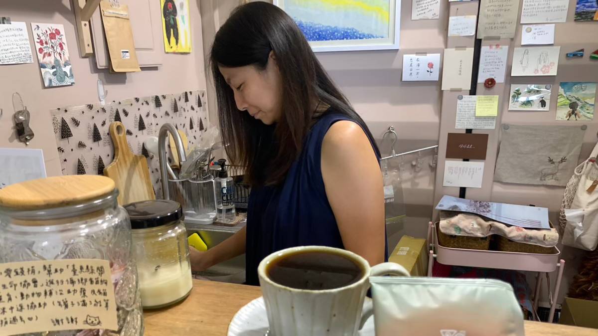 WaWa 在自己一手打造的空間內為我們的到來正在準備飲品