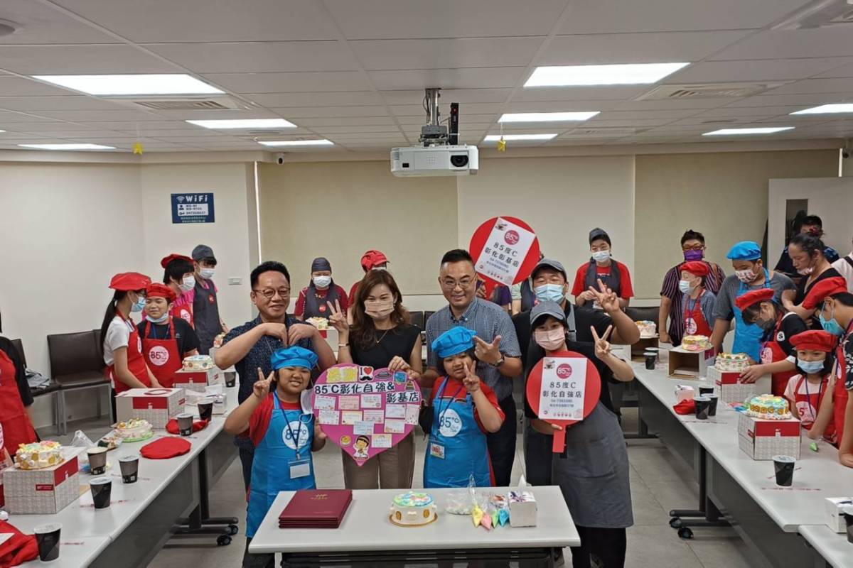 企業贊助家扶兒體驗彩繪父親節蛋糕(圖片來源：彰化家扶提供)